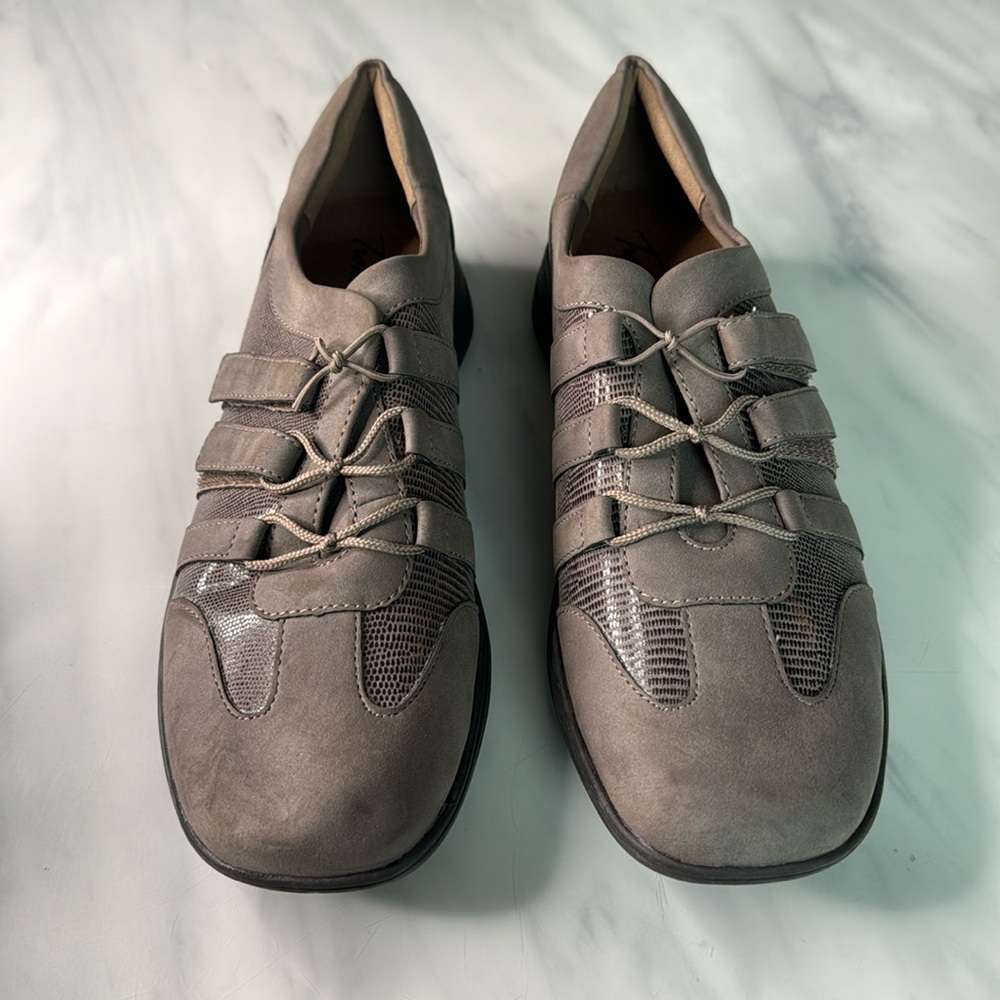 Women’s Trotters size 10.5M